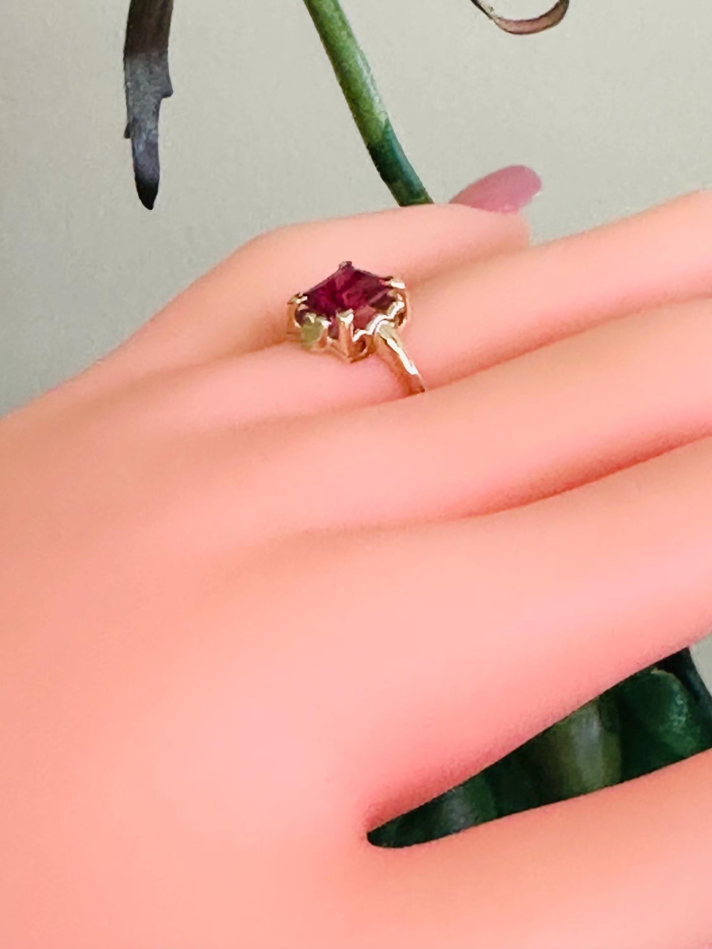 10kt solid gold vintage red stone ring with hearts