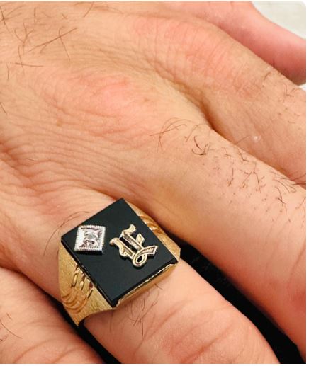 14kt solid yellow gold vintage  onyx ring