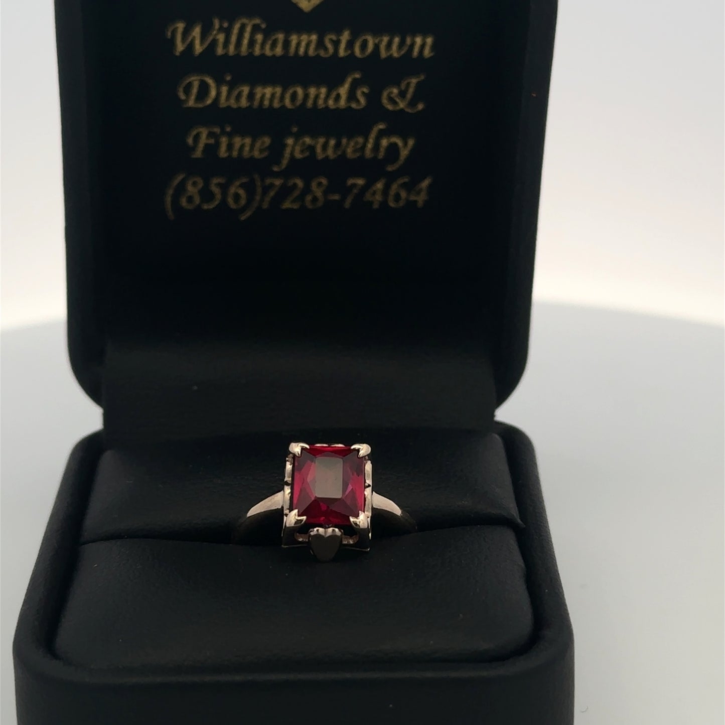 10kt solid gold vintage red stone ring  with hearts