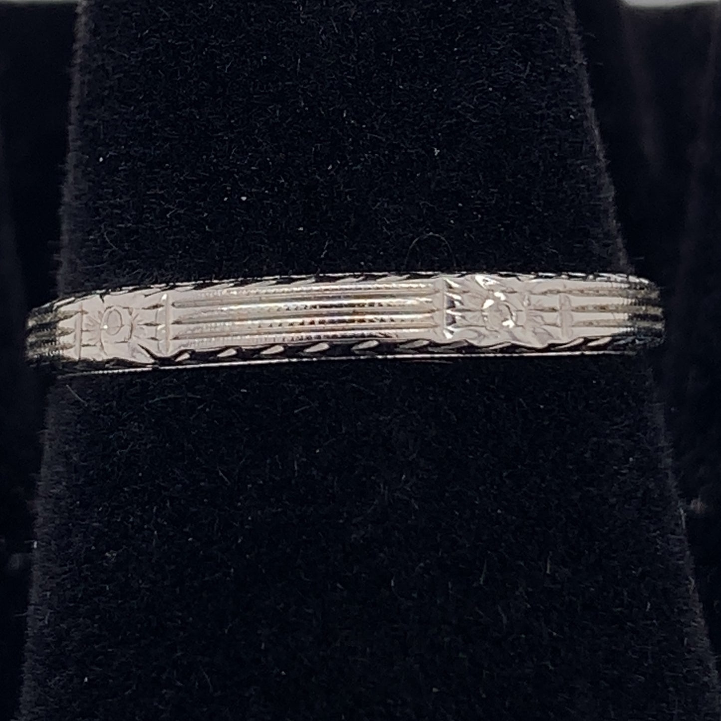 18KT White Solid Gold   Engraved Antique Band