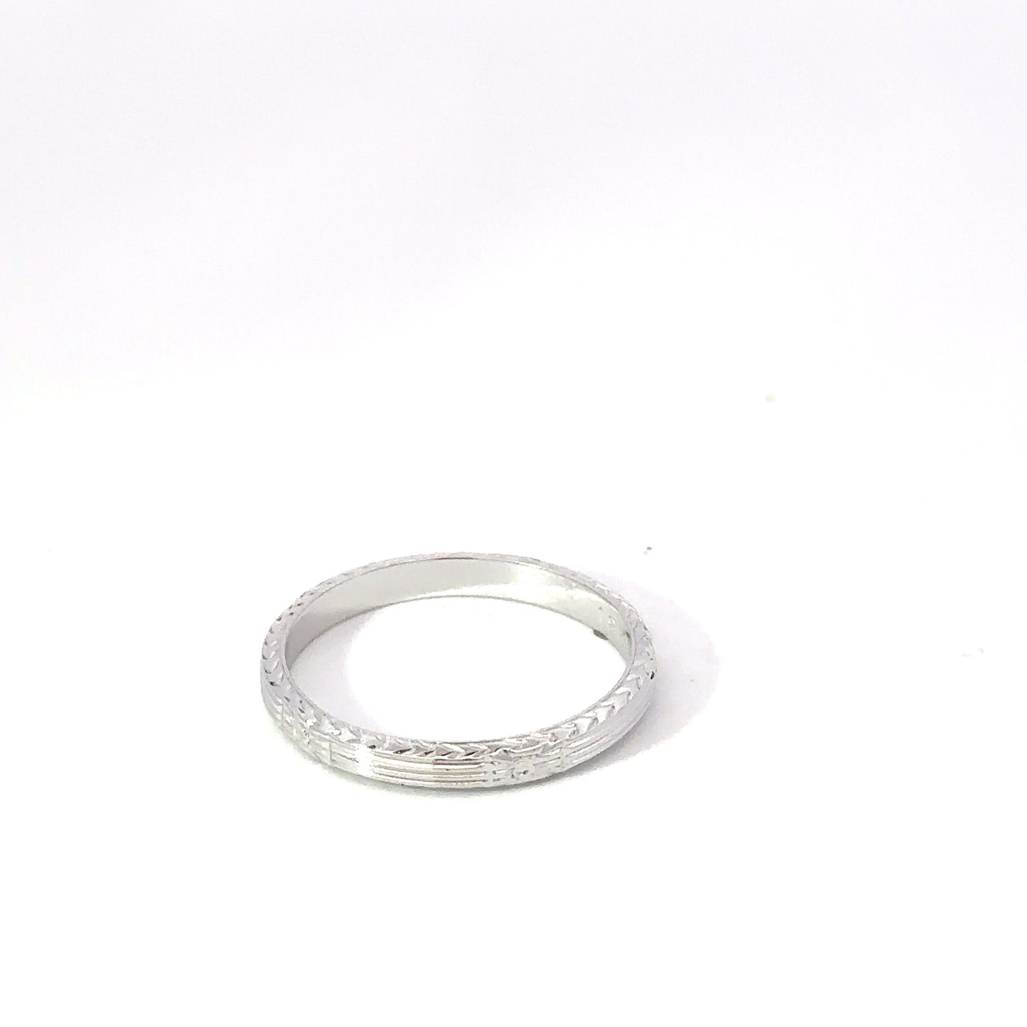 18KT White Solid Gold   Engraved Antique Band
