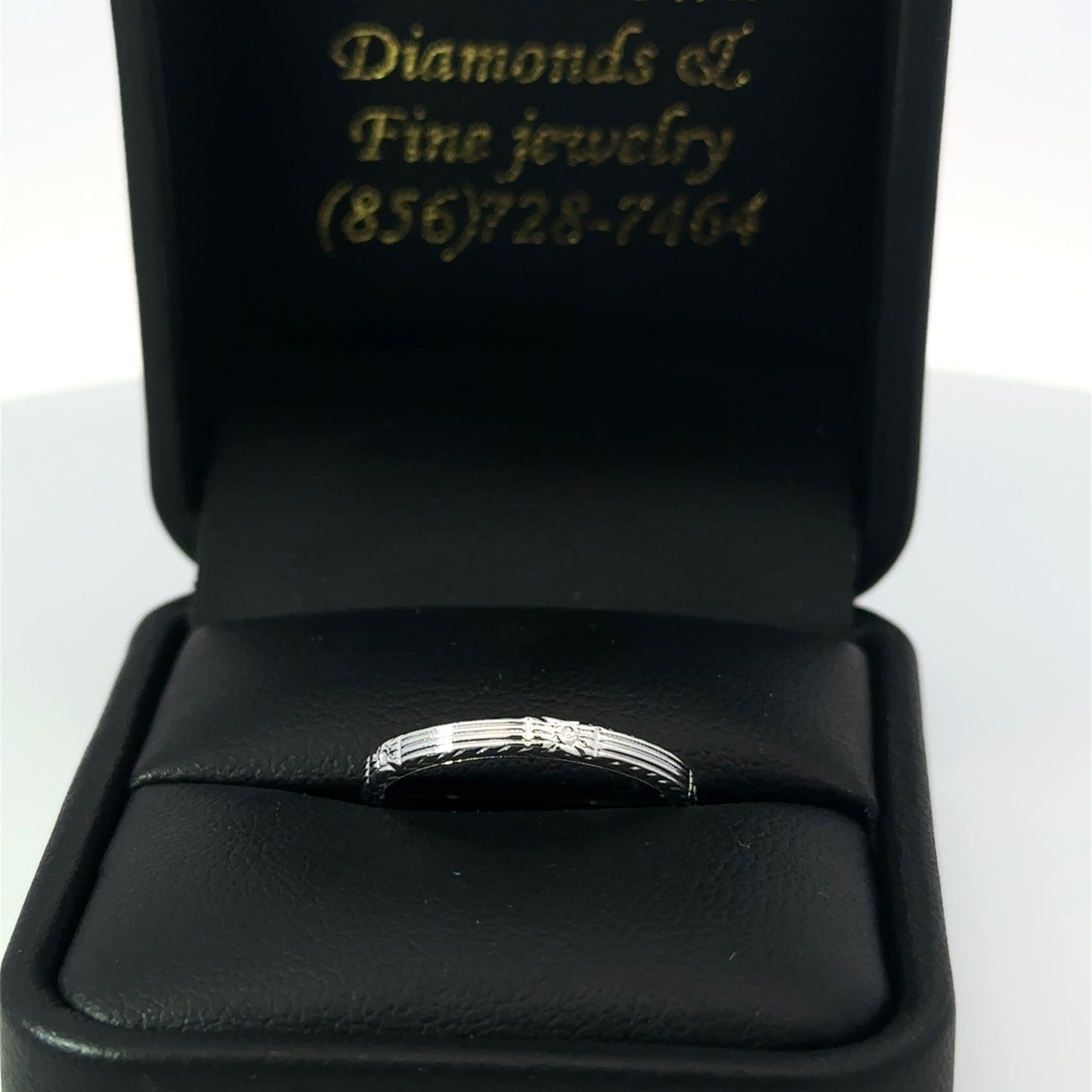 18KT White Solid Gold   Engraved Antique Band