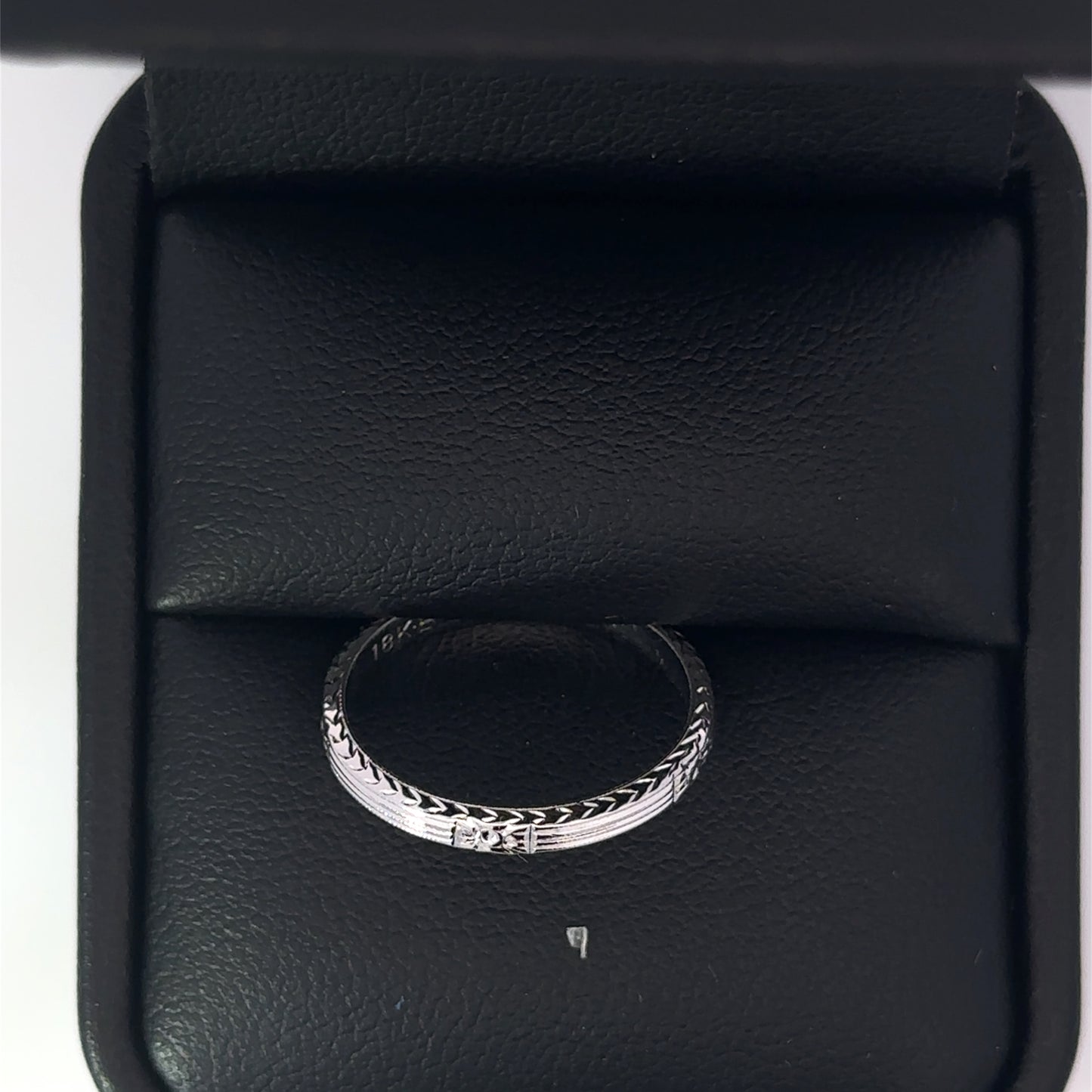18KT White Solid Gold   Engraved Antique Band