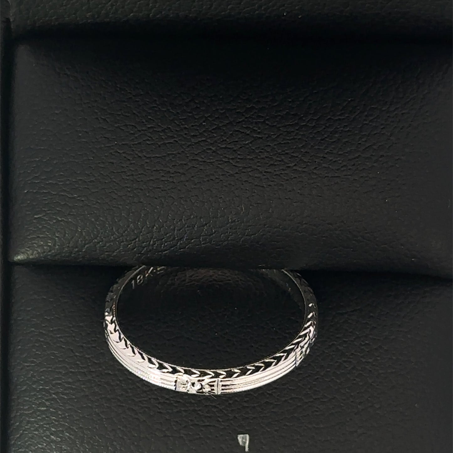 18KT White Solid Gold   Engraved Antique Band