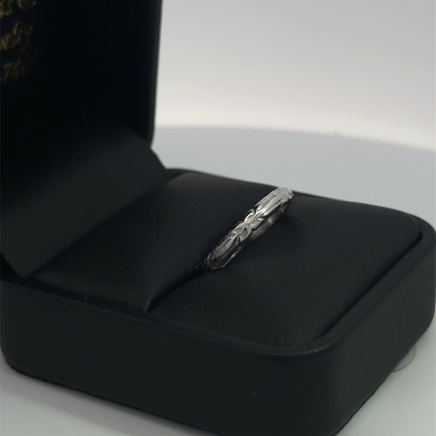 14kt white solid gold vintage band
